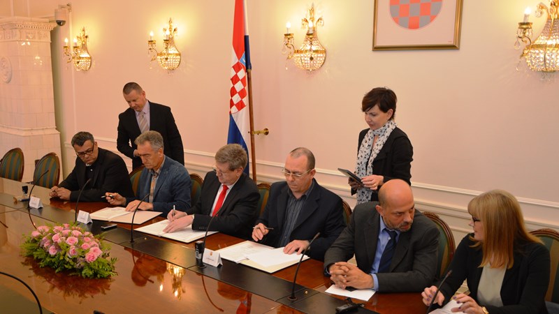 U Vladi potpisan Sporazum kojim se povećava isplata jubilarne nagrade za državne službenike i namještenike na 1800 kuna